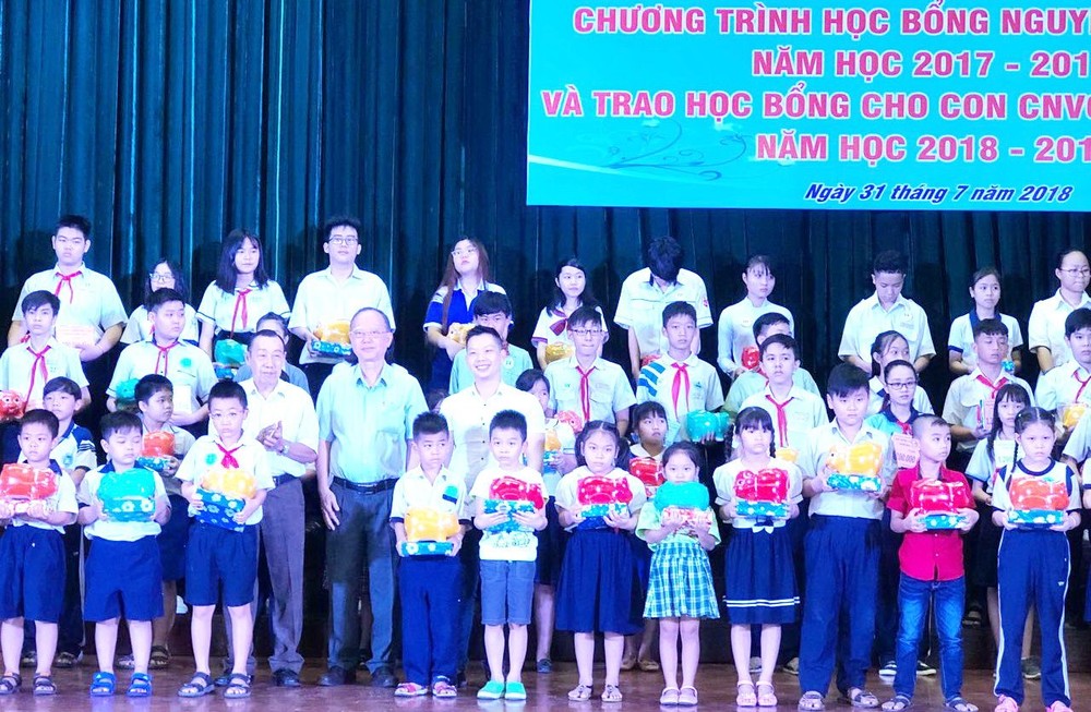 穗城、二府、溫陵會館代表頒發獎助學金給學生。