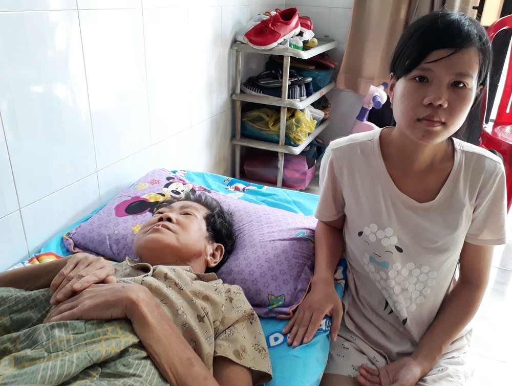 麥金鳳在家照顧患病的媽媽。