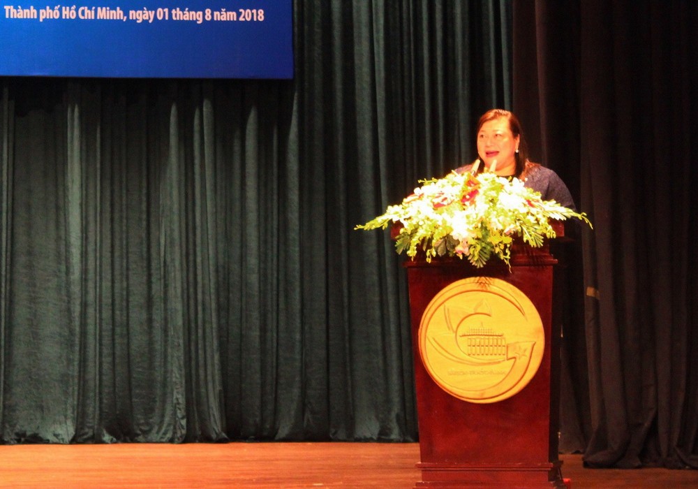 新加坡駐本市總領事廖秀琳女士在建交45週年紀念會上發表講話。（圖源：紅軍）