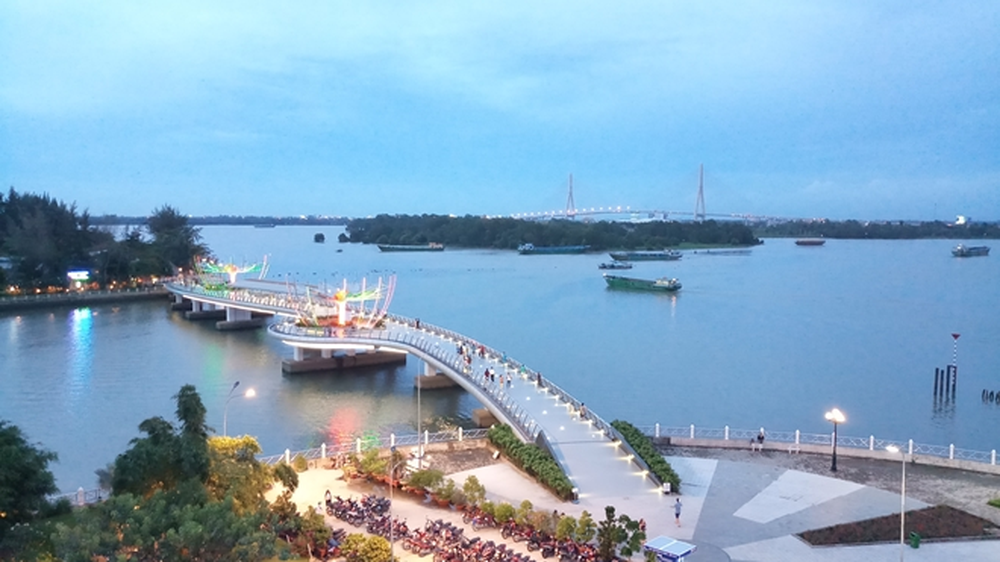 吸引不少遊客前往芹苴遊覽觀光的寧喬步行橋