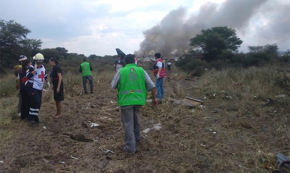搜救專隊趕到飛機墜落現場開展應急救護措施。（圖源：AP）