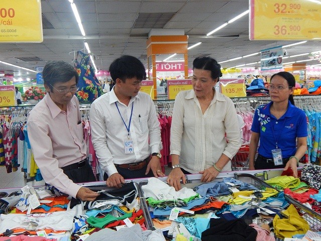 “國人優先用國貨”運動中央指委會工作團前往視察順化市Co.opmart超市的國貨銷售情況。（圖源：baothuathienhue.vn）