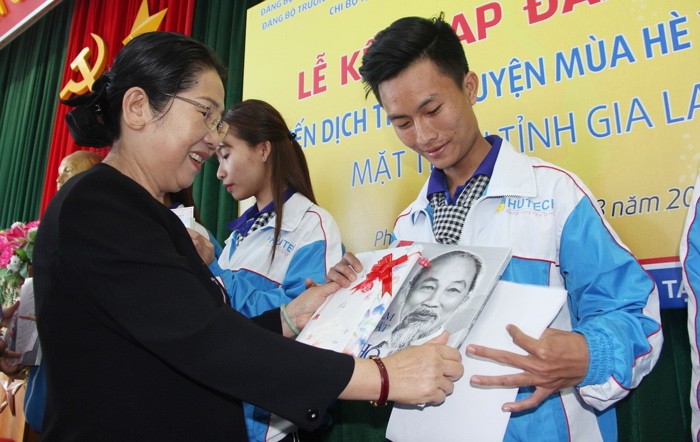 市委副書記武氏蓉向新黨員贈送紀念品。（圖源：懷南）