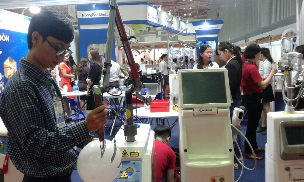 參觀者即場試驗展示產品。