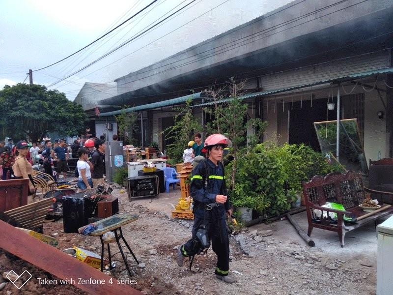 民眾連忙把家具等東西搬出房外以防火勢燒毀。（圖源：廣寧報）