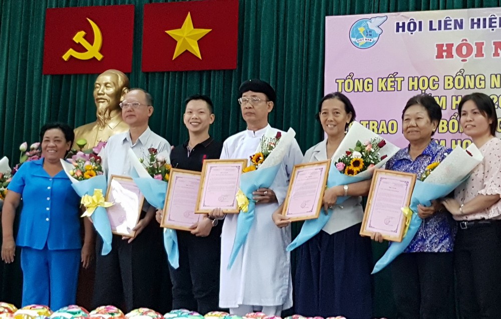 第五郡婦女會向贊助單位贈送感謝狀。