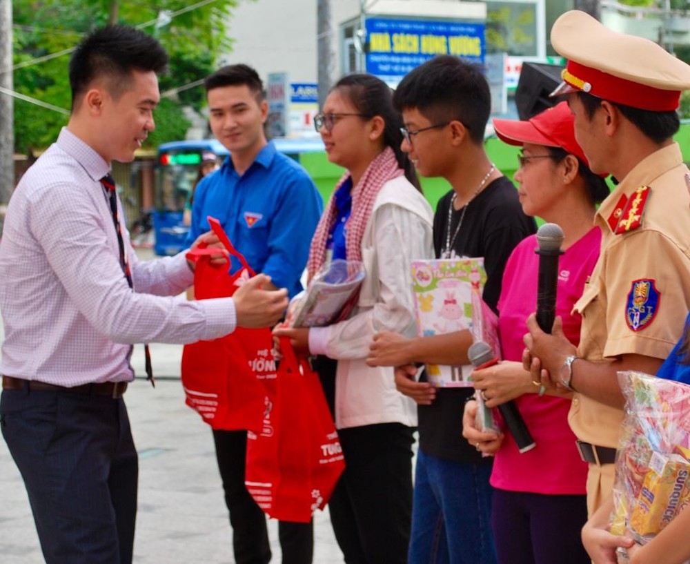 祥源公司副董事長黃敬樺給民眾贈送禮物。