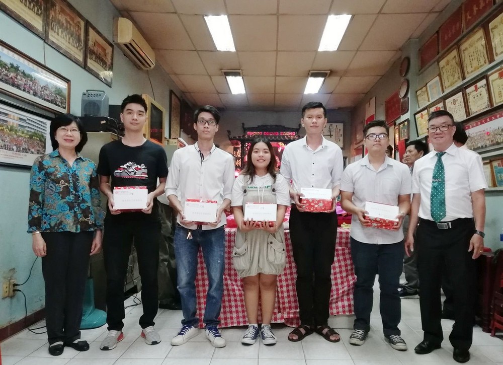 理事長關貴鴻（右）和第十郡勵學會代表（左）向各大學生頒獎合照。