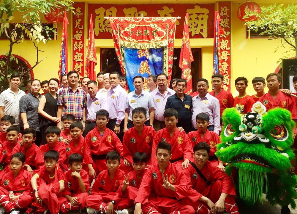 該廟全體理事會、顧問等人與獅團合照留念。