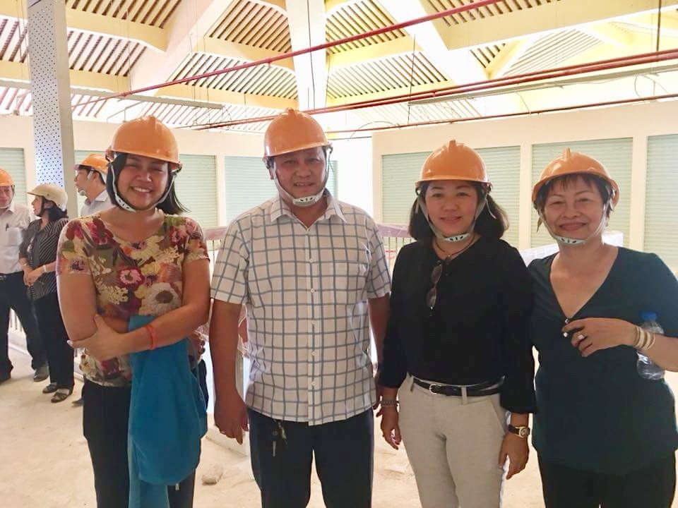 華人商販應氏蓮(右一)與各商販、管委會代表視察工程進度。