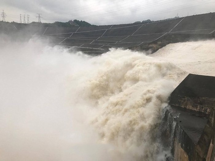 山羅與和平水電廠同時排洪。（圖源：文筍）