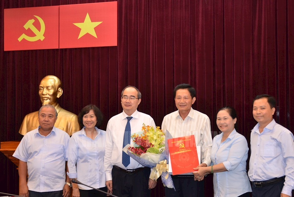 市委書記阮善仁（左三）向市委組織處副主任陳忠勇（右三）頒發按制度退休的《決定》後同市委組織處領導合照。（圖源：市黨部新聞網）