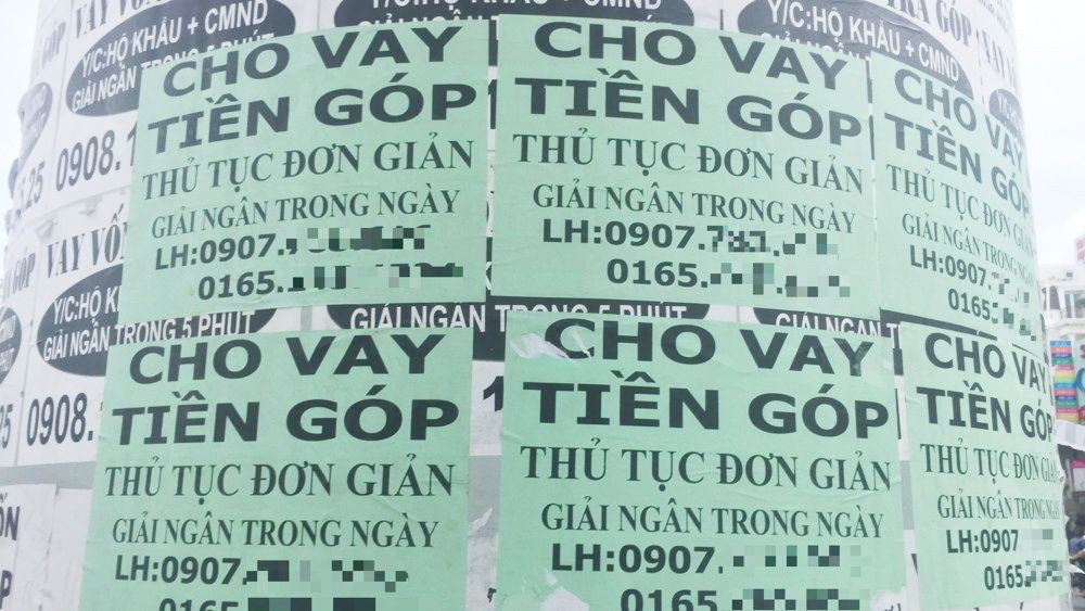 在舊邑郡六岔路立交橋下面貼滿了各種貸款傳單。