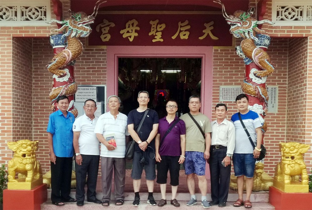 代表團與頭頓崇正天后宮理事合影。