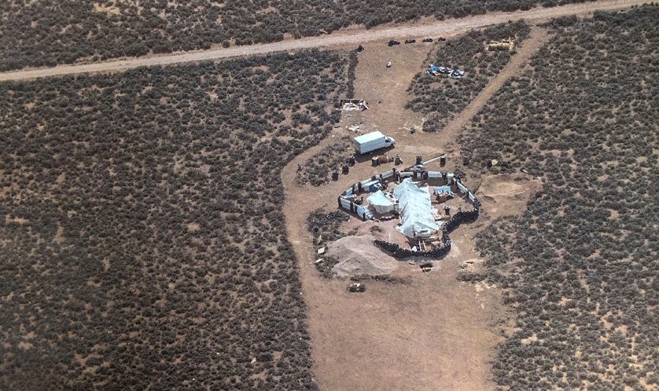 日前，美國新墨西哥州警方在協助搜尋佐治亞州一名3歲幼童的行動中，於偏遠沙漠區救出了11名1至15歲的兒童。（圖源：AP）