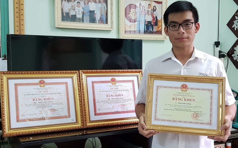 陳建明一連獲得３張獎狀。