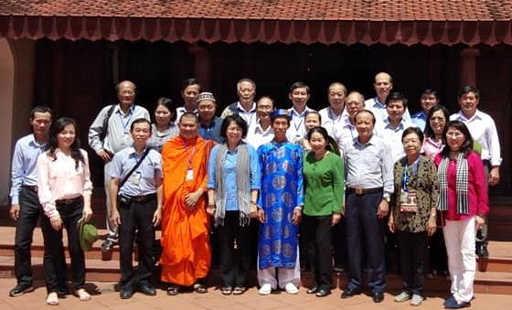 本市少數民族具威信人士代表團在阮友景祠堂留影。