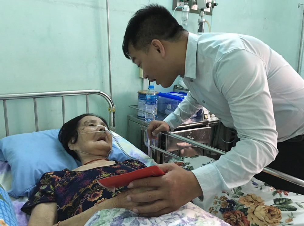 萬盛發集團代表麒麟親切慰問林菊大娘。