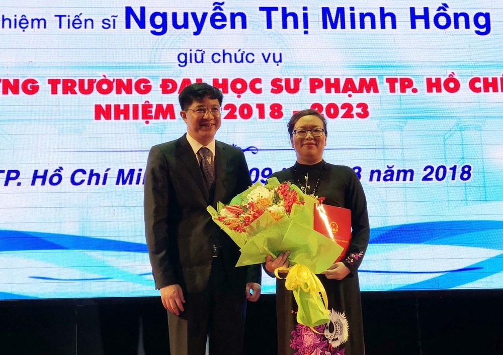 鄭春孝司長送花祝賀阮氏明紅校長（右）。