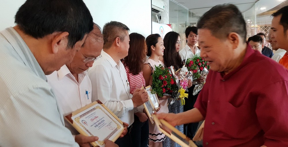 杭慰瑤主席頒發證書給新會員。