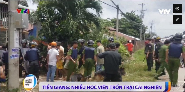 前江省勞動與榮軍社會廳所屬強制戒毒中心的上百戒毒學員於昨(11)日中午因同該戒毒中心的幹部發生衝突而逃遁。（圖源：VTV視頻截圖）