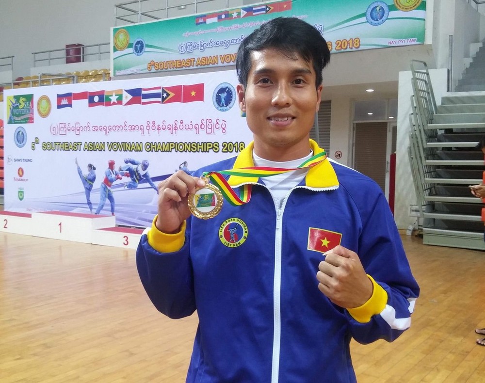 華人運動員林東旺炫耀冠軍金牌。