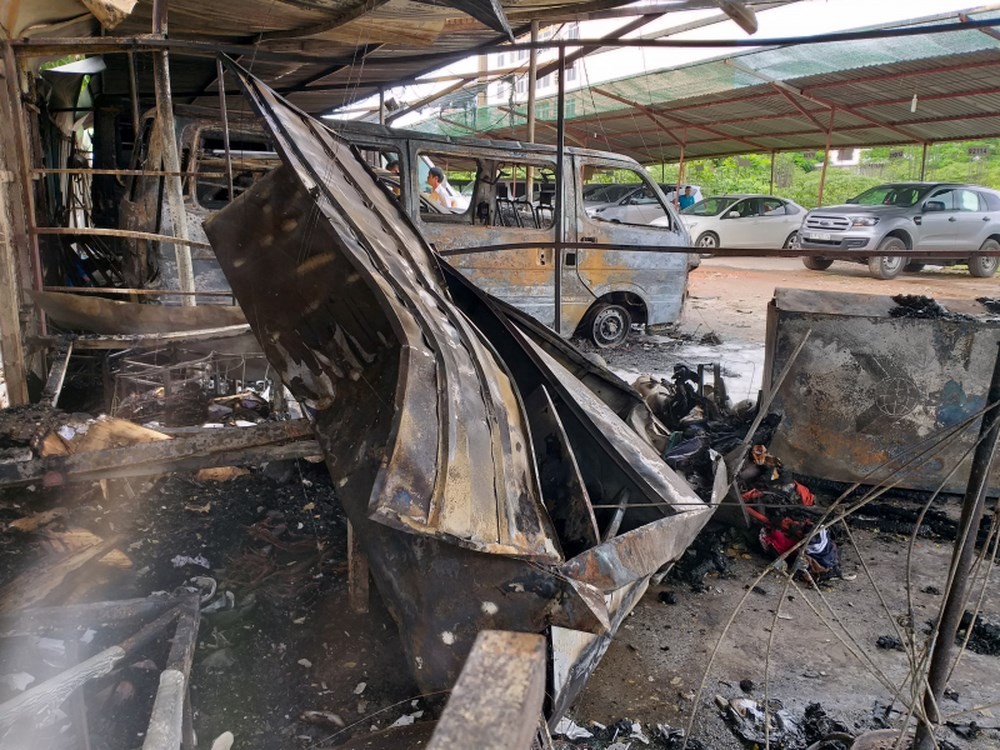 火勢熄滅後的現場2輛汽車被燒毀，另一輛汽車被殃及。（圖源：朱明）