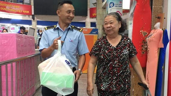 高晉煌仁在幫助高齡顧客時都面帶親切笑容。