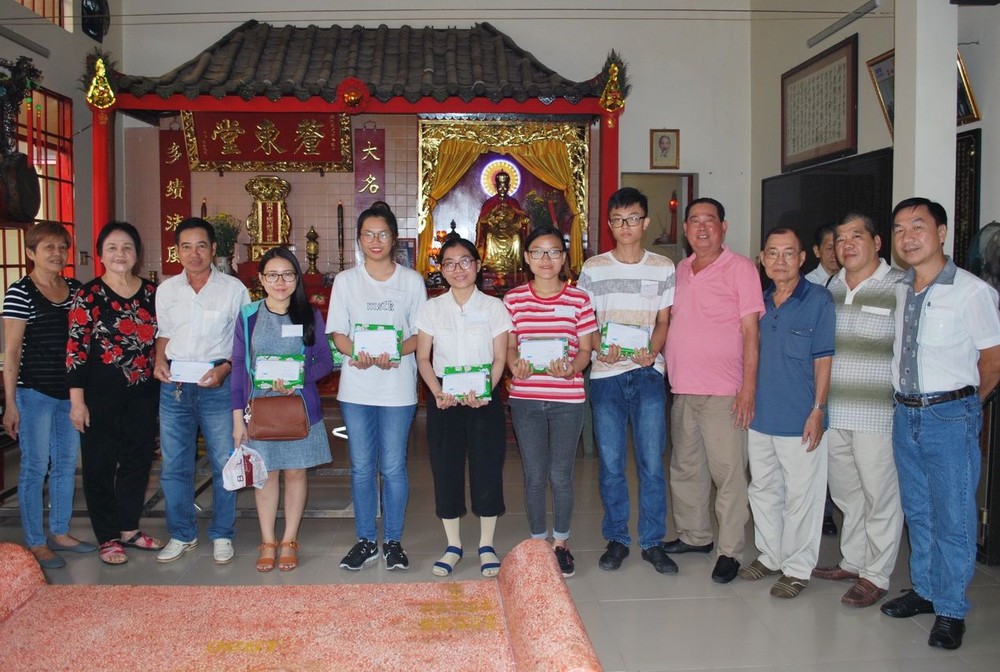 畢氏宗祠理監事與優秀大學生合照。