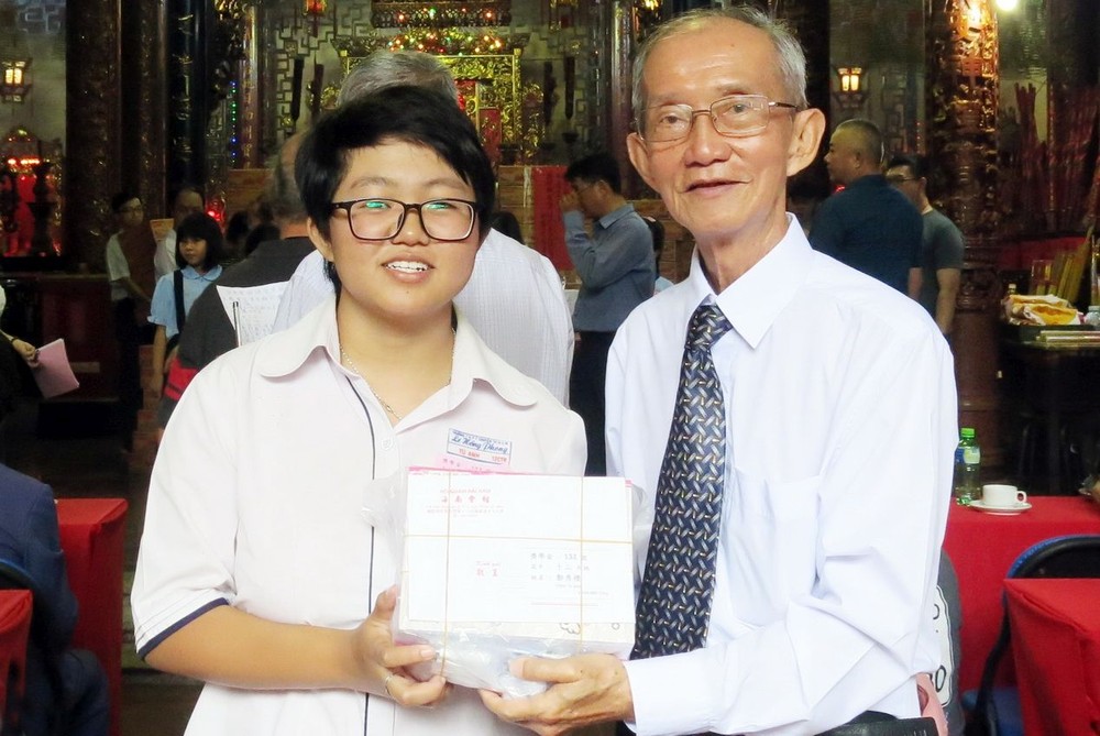 常務副理事長陳健智向鄭秀櫻頒獎。