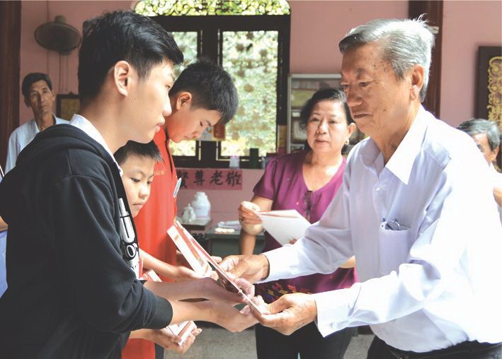 鄭修光理事長向優秀生頒獎。