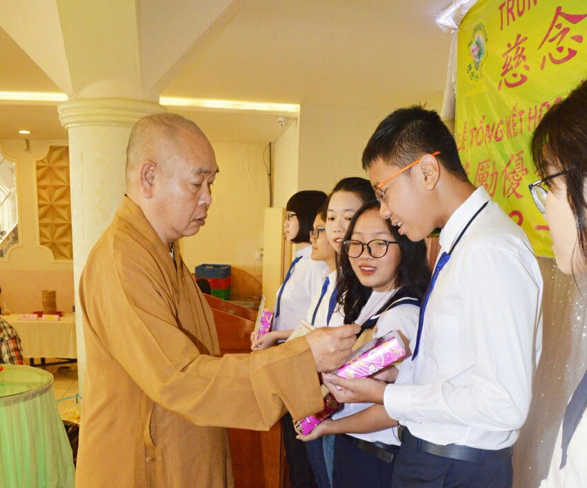 龍華寺住持釋慧功法師向學生頒發獎品。