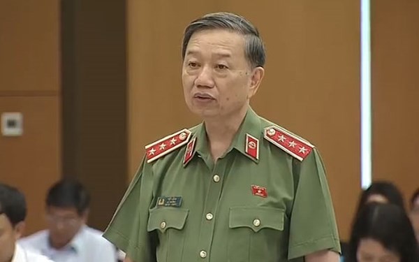 公安部長蘇霖上將在會議上答詢。（圖源：VOV）