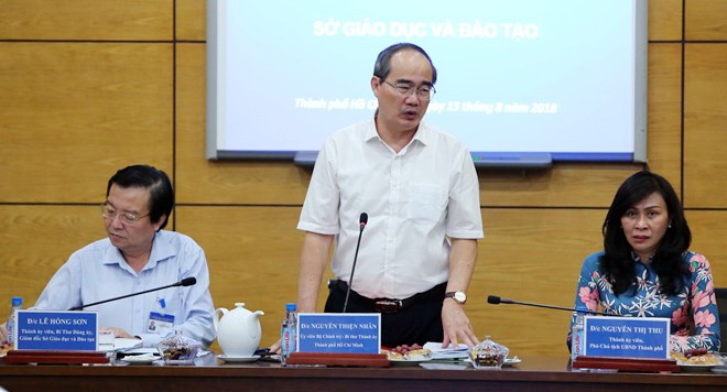 市委書記阮善仁在會議上發言。（圖源：明日）