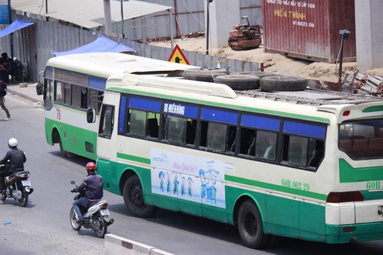 居民區中的巴士站髒且亂