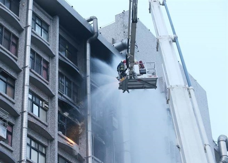 消防隊採用雲梯車協助灑水，撲滅火勢。（圖源：互聯網）