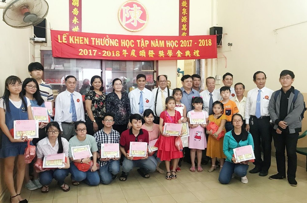 各代表、理監事與領取獎學金子弟合照。