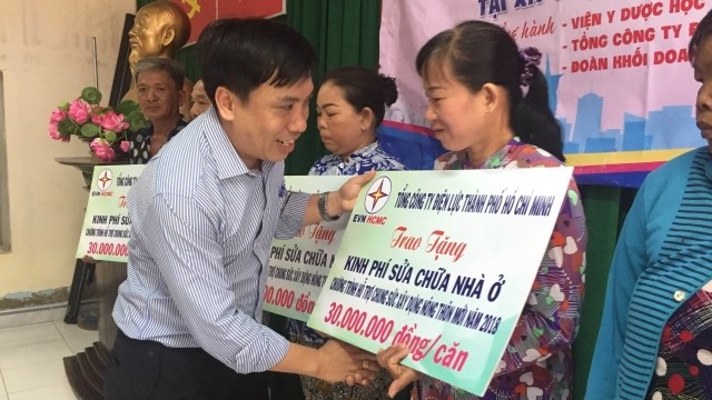 市電力總公司代表向芹耶縣盛安鄉貧困戶頒贈房屋修建輔助費。（圖源：光貴）