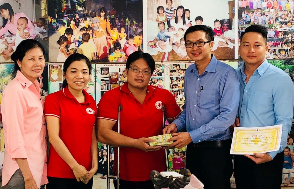 順航公司領導向故鄉人道中心代表轉 交善款。