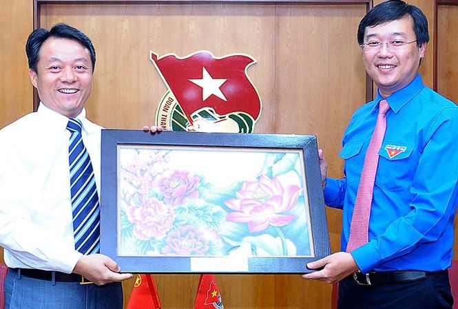 共青團中央第一書記黎國鋒（右）向中國共青團中央書記處書記傅振邦贈送紀念品並合影留念。（圖源：春松）