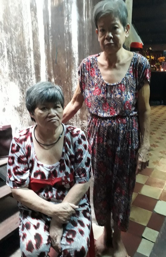 危兒（站立）和冼阿堅。