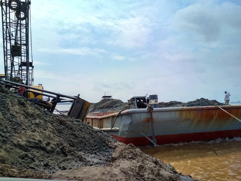 被查獲非法開採河沙的大型駁船。（圖源：PLO）