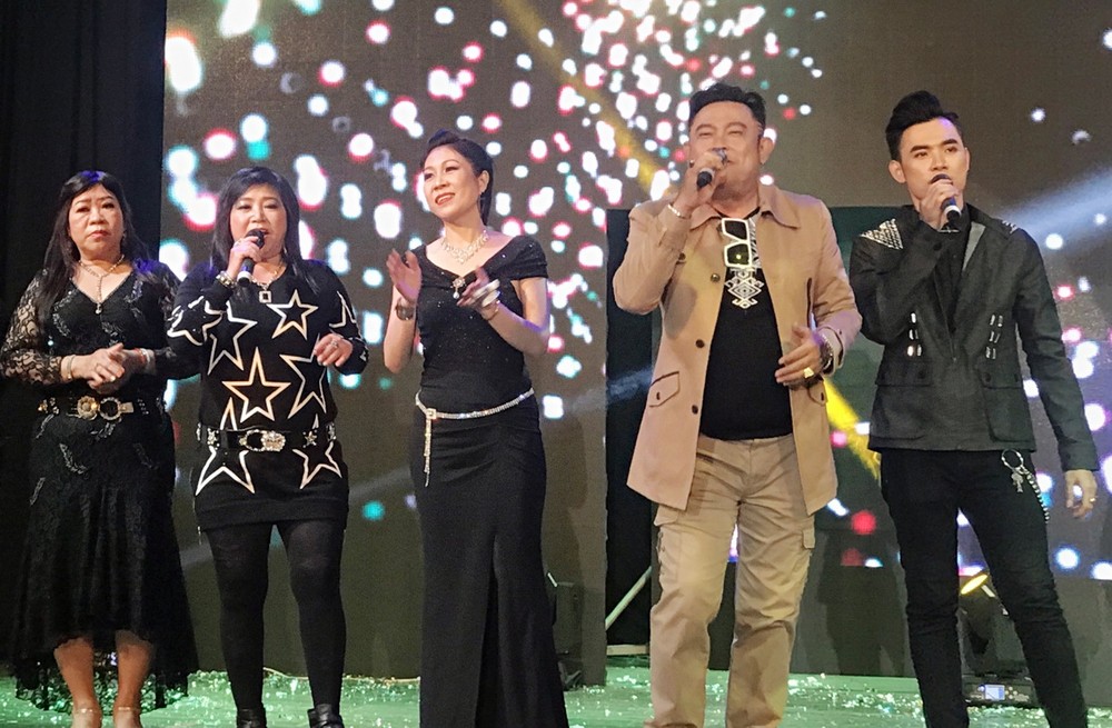 蔡榮（右二）將與各歌友攜手演出。