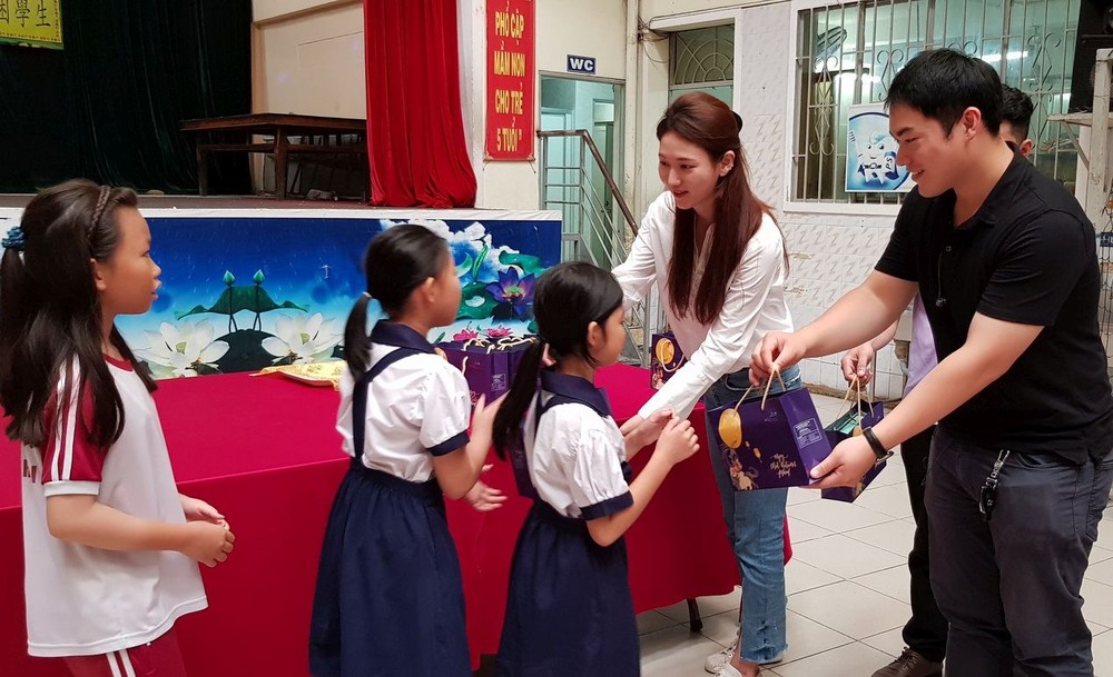 符國焌與夫人朴智善送月餅給學生。