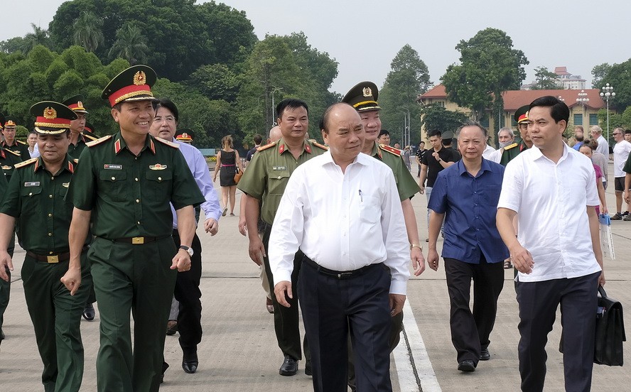 政府總理阮春福親往視察胡志明主席陵定期維修工作。（圖源：VGP）