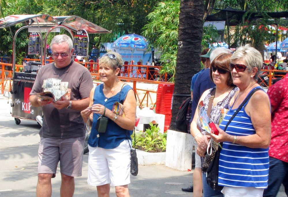 抵本市旅遊的國內外遊客日增。