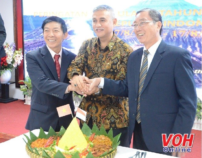 印尼駐本市總領事Hanof Salim（中）同與會代表在印尼傳統黃薑飯塔前合照祝賀節日。