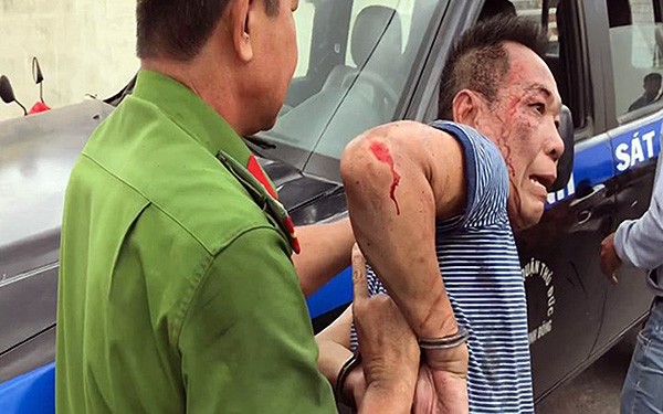 涉嫌縱火燒屋的嫌疑人梅友代被警方控制並押送至派出所。（圖源：仕興）