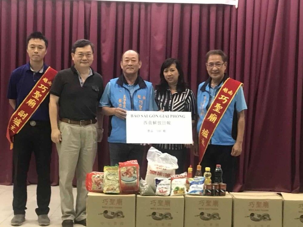 本報工會副主席陳月寶 (右二)代表接領禮物。