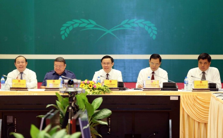 政府副總理王廷惠(中)主持會議。（圖源：誠鐘）